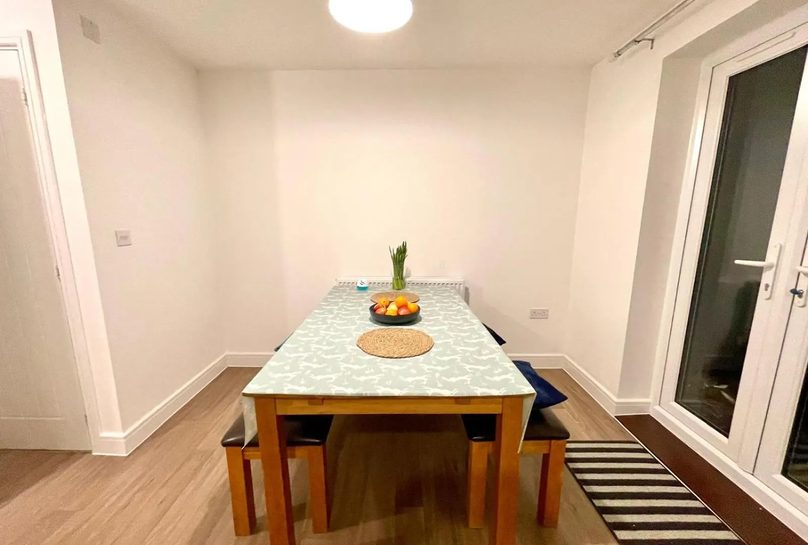 Churchill House 3 Bedroom Sleeps 6 Free Parking Down Hatherley Apartment