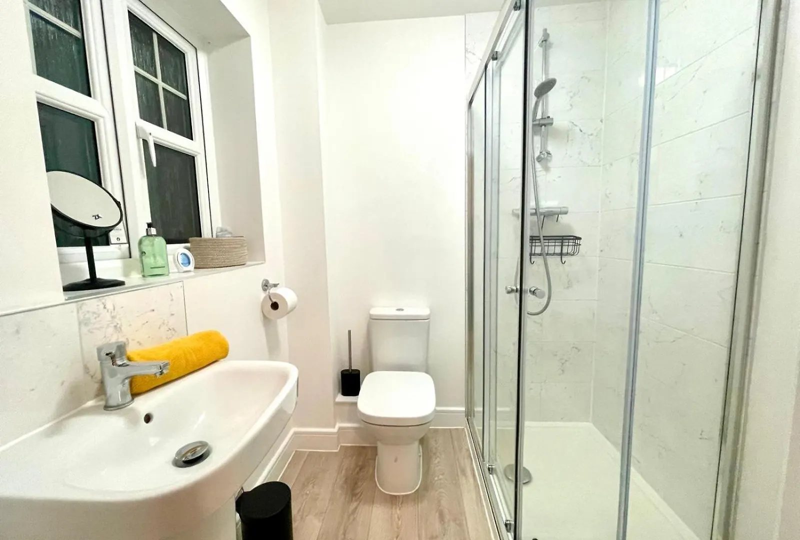 Churchill House 3 Bedroom Sleeps 6 Free Parking Down Hatherley Apartment
