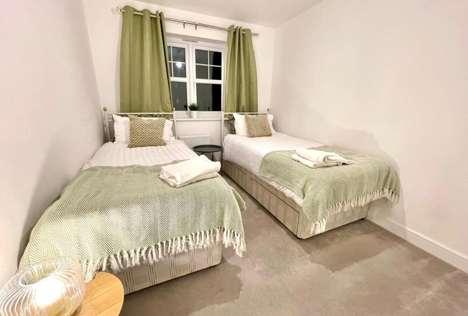 Churchill House 3 Bedroom Sleeps 6 Free Parking Down Hatherley Apartment