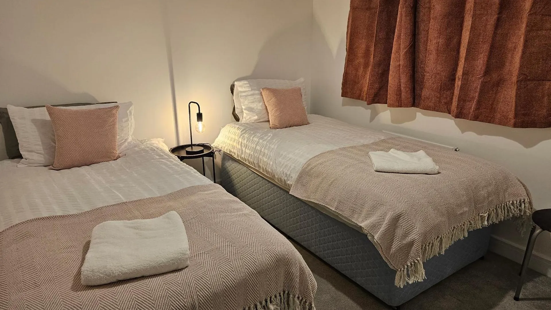 Churchill House 3 Bedroom Sleeps 6 Free Parking Down Hatherley