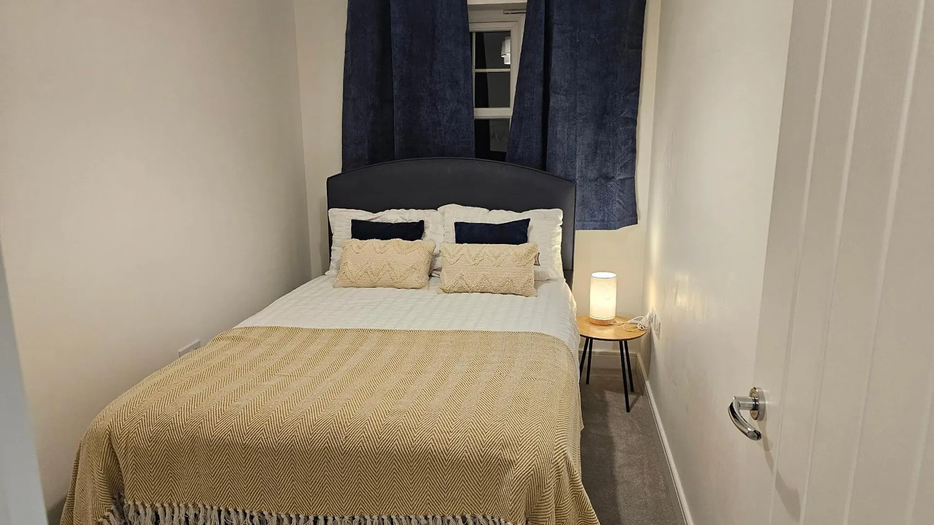 Churchill House 3 Bedroom Sleeps 6 Free Parking Down Hatherley United Kingdom