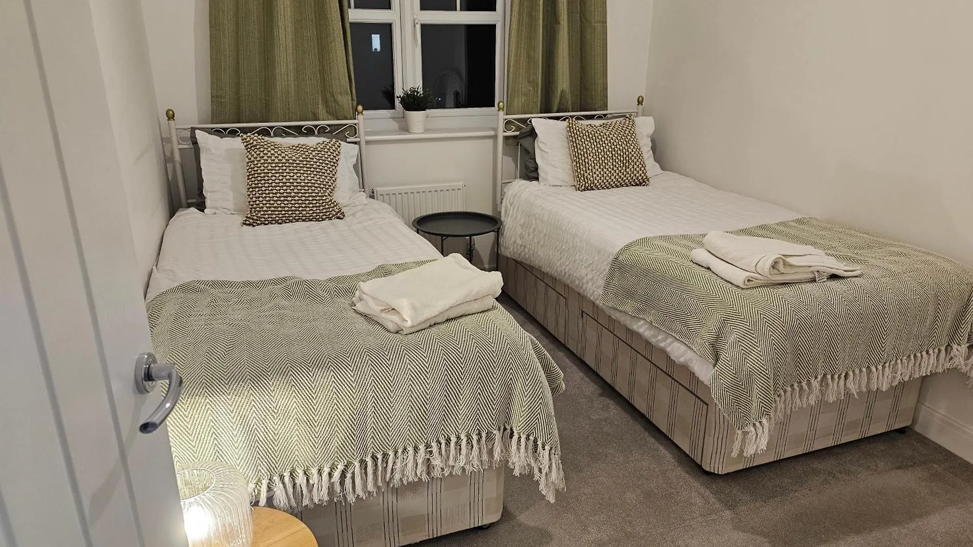 Churchill House 3 Bedroom Sleeps 6 Free Parking Down Hatherley 0*,