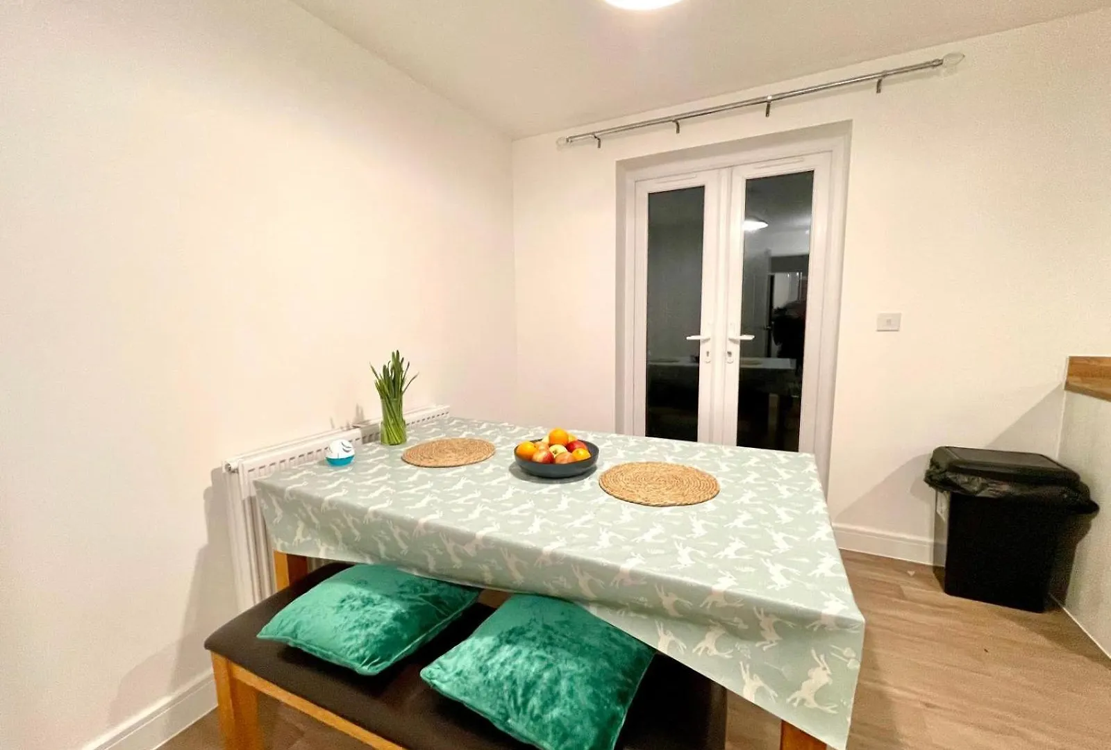 Churchill House 3 Bedroom Sleeps 6 Free Parking Down Hatherley 0*,  United Kingdom