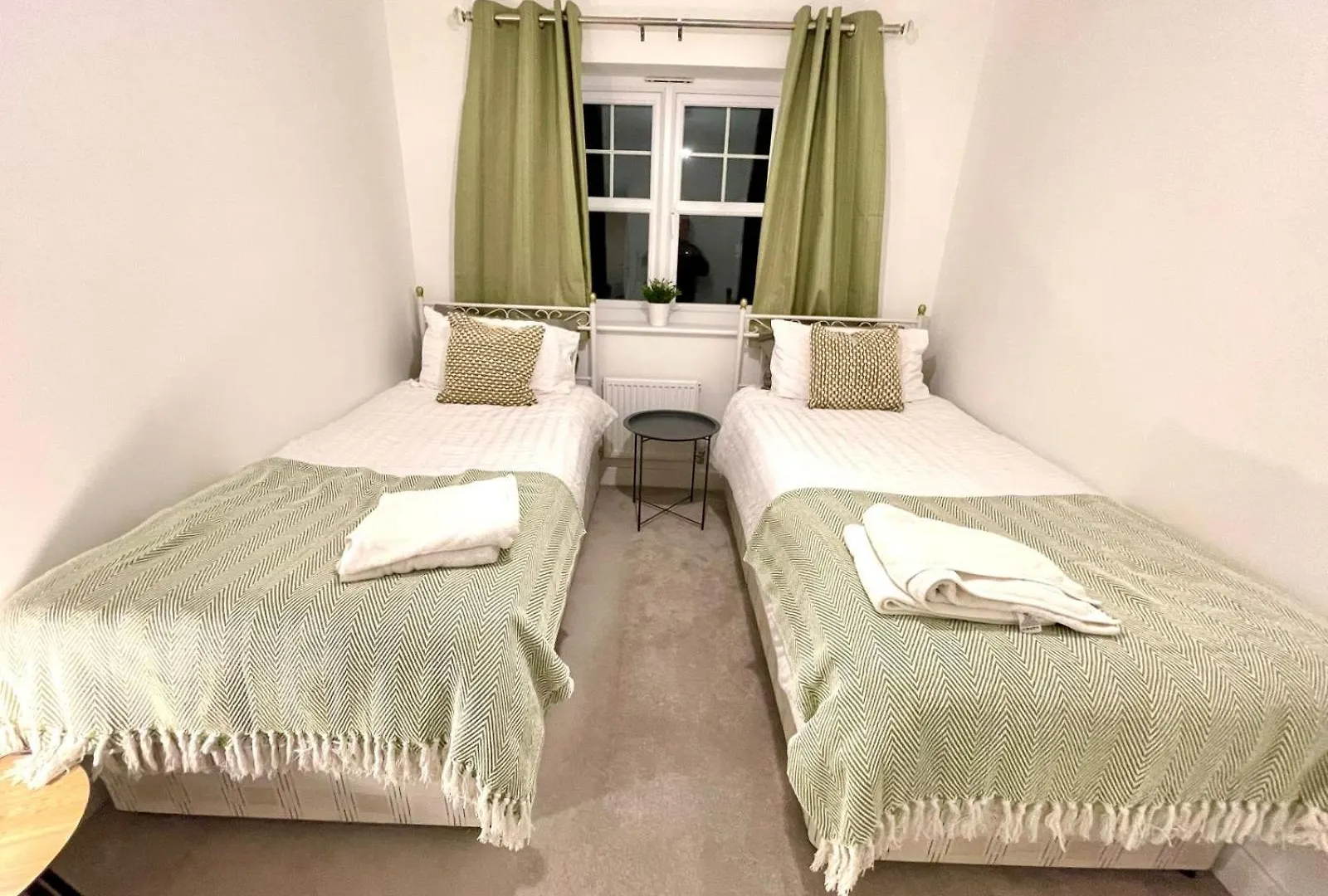 Churchill House 3 Bedroom Sleeps 6 Free Parking Down Hatherley Royaume-Uni
