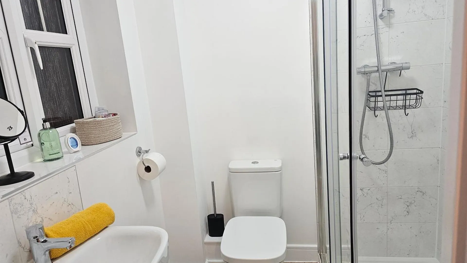 Churchill House 3 Bedroom Sleeps 6 Free Parking Down Hatherley